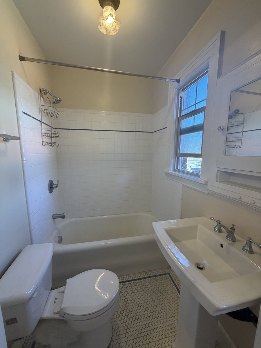 shell__fish's tweet photo. Just signed a lease on my new vintage one bedroom apartment in NW portland and shes actually perfect ☺️ the french doors? Built-ins, tiles and light fixtures is exactly the space i can’t wait to live in my 30’s https://t.co/b3TfHN6zaH