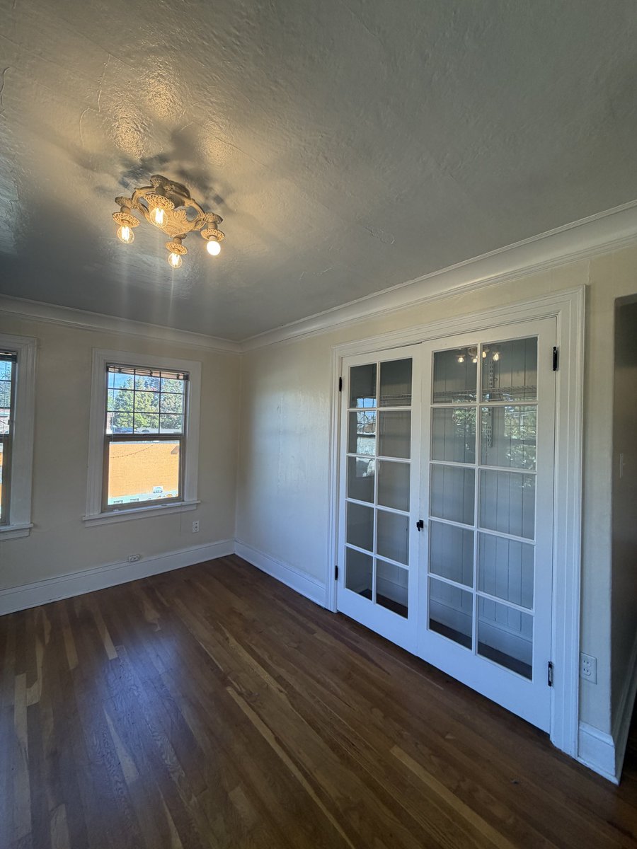 shell__fish's tweet photo. Just signed a lease on my new vintage one bedroom apartment in NW portland and shes actually perfect ☺️ the french doors? Built-ins, tiles and light fixtures is exactly the space i can’t wait to live in my 30’s https://t.co/b3TfHN6zaH