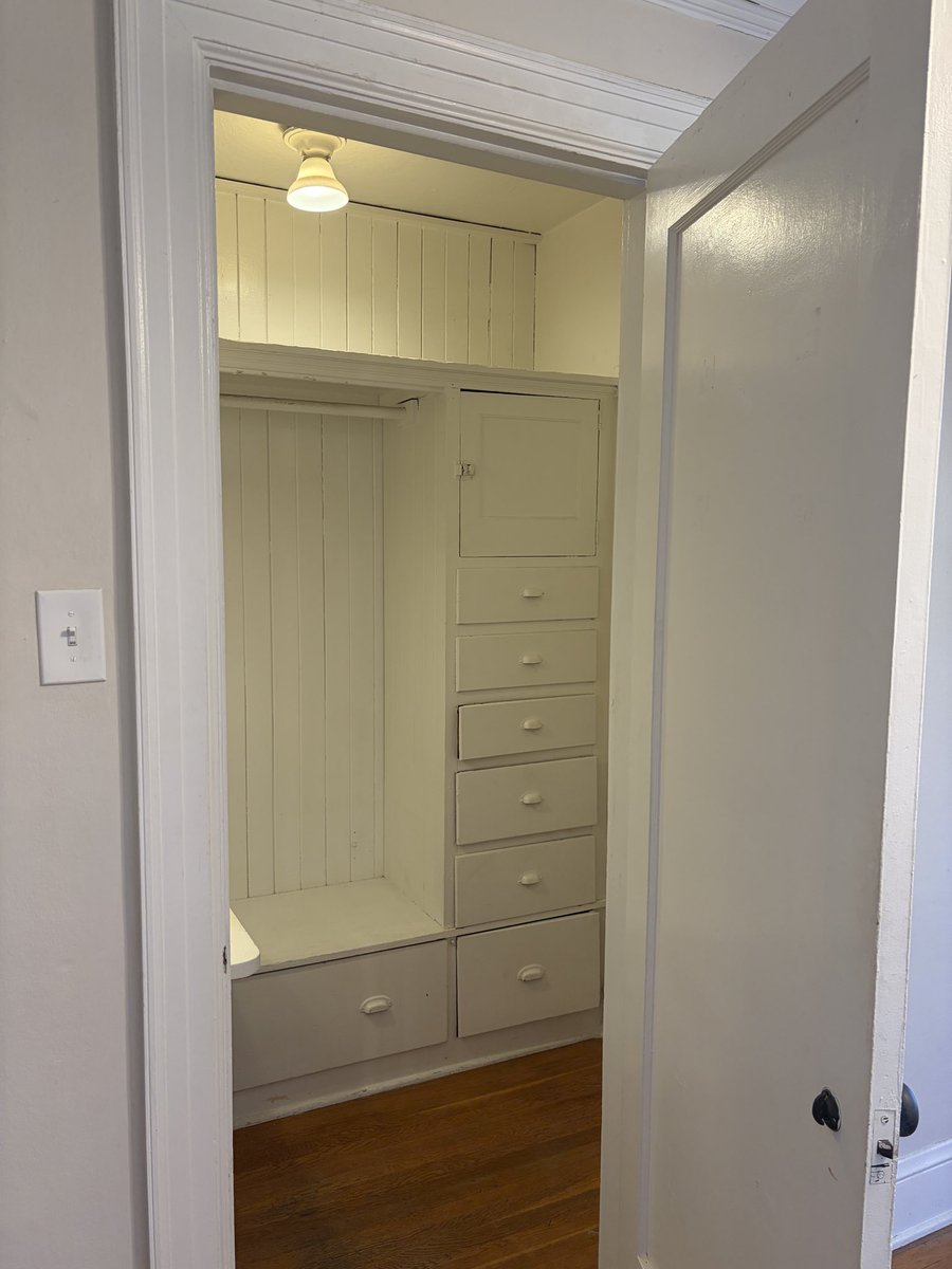 shell__fish's tweet photo. Just signed a lease on my new vintage one bedroom apartment in NW portland and shes actually perfect ☺️ the french doors? Built-ins, tiles and light fixtures is exactly the space i can’t wait to live in my 30’s https://t.co/b3TfHN6zaH