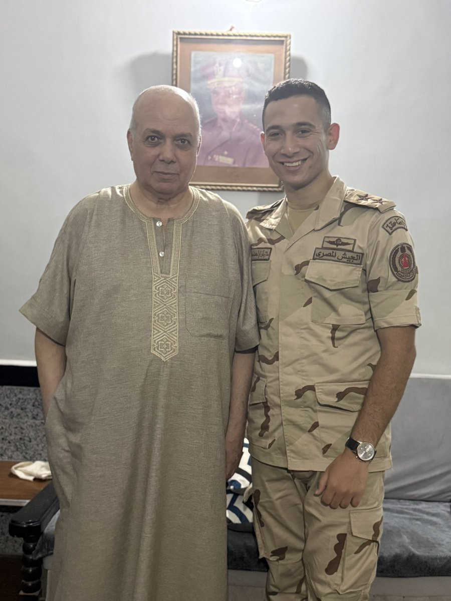 themeg_35's tweet photo. جدو حبيبي العميد عبد اللطيف سعيد وقت الحرب كان الملازم عبد اللطيف سعيد قائد موقع مدفعيه في نطاق الجيش التأني 
كان محتفظ في البيت ب شرائط ذخيره اسرائيلي ك ذكري
يوم ٦ اكتوبر علي مدي ١٨ سنه تقريبا لازم اليوم دا اقضيه معاه و كل سنه بسمع بنفس الشغف https://t.co/jTbjoNPTwg