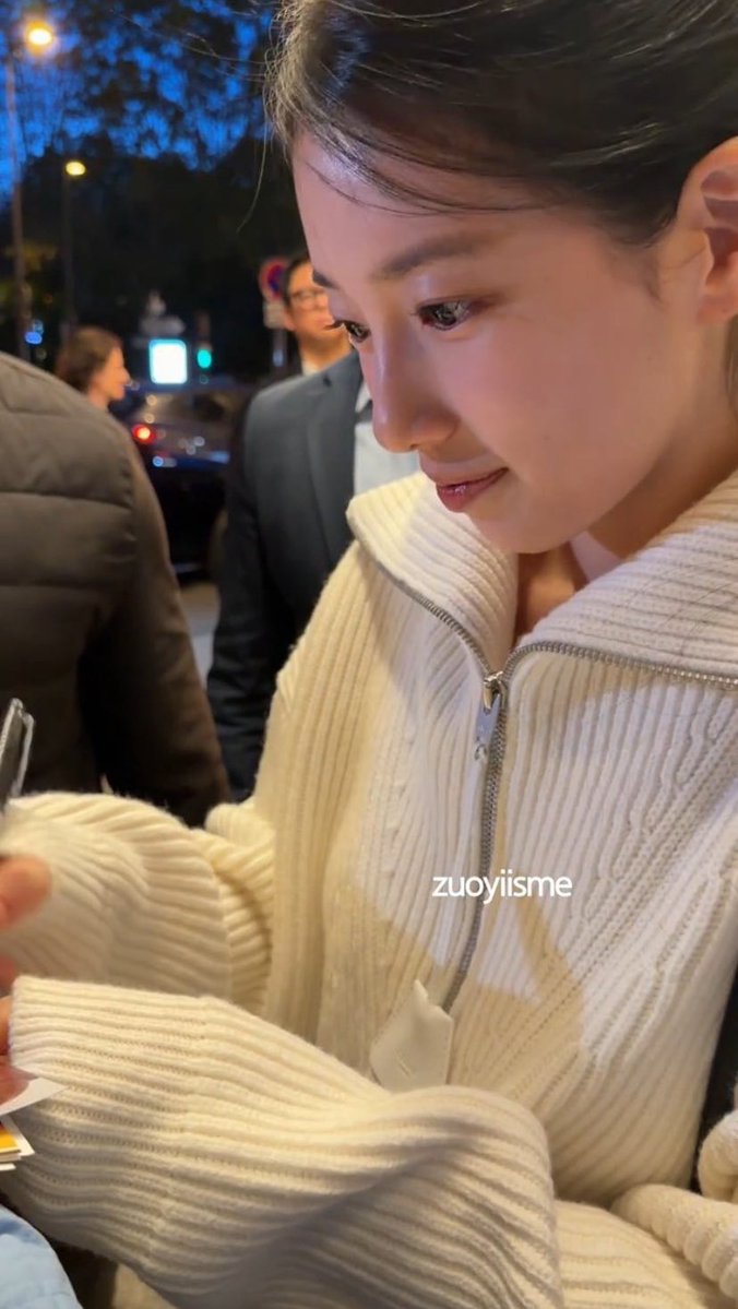 HyemySuz's tweet photo. It's cute how they took a photo the autograph together🥰

cr. vvtont_
BAE CELINE SUZY X PFW27 #SUZYxCelineEte2027 #SUZYxCELINE #CelineEte2027 https://t.co/YQ0nDeY8TL