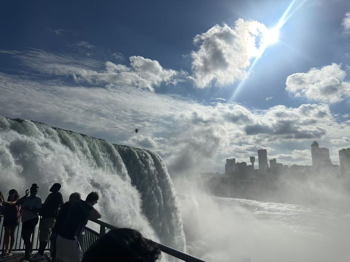nomadmimi1607's tweet photo. #Niagara #falls #border #Canada #USA https://t.co/cuFzyCYfWa