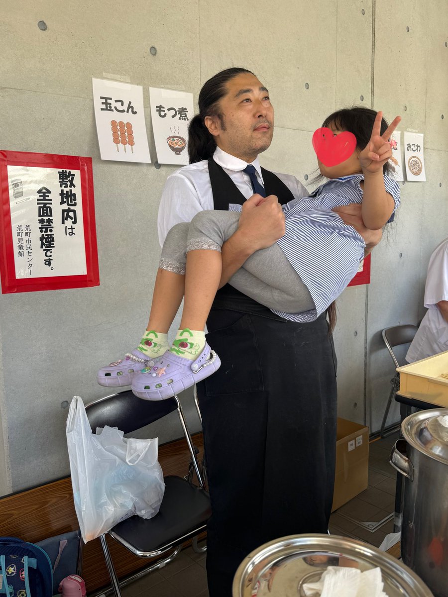 7c91321210's tweet photo. 【時間の流れ～7年～】

児童館祭りである。
←2019年
→2026年今さっき。

時の流れは早いものだ。娘よ。もう少しだけ、ゆっくり大きくなっておくれ。 https://t.co/uOqNOE4dd1