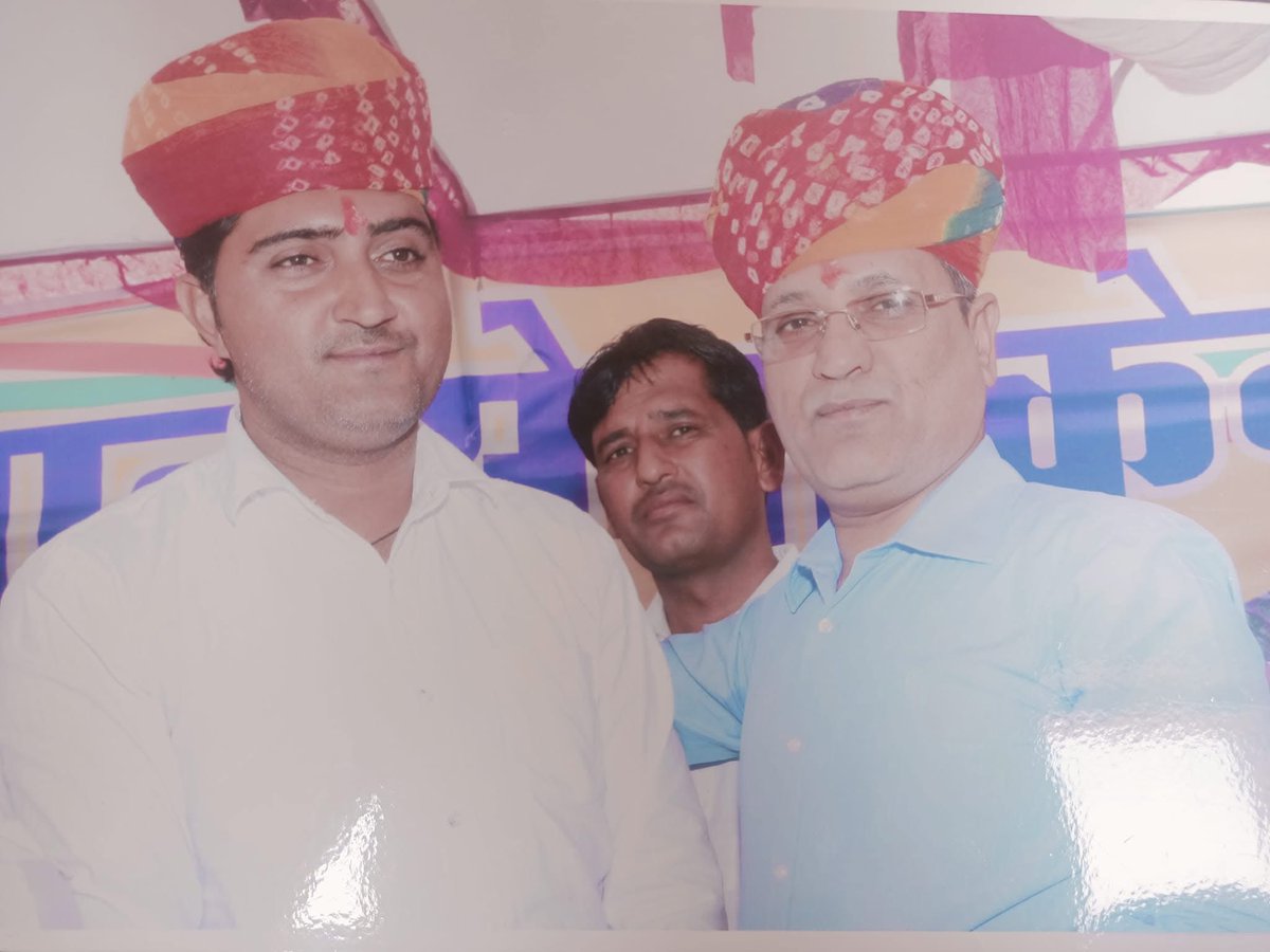 VickramSwamiINC's tweet photo. पूर्व नेता प्रतिपक्ष, किसान केसरी स्वर्गीय श्री रामेश्वर डूडी जी की प्रथम पुण्यतिथि पर उन्हें विनम्र श्रद्धांजलि।

स्व. रामेश्वर डूडी जी ने अपना संपूर्ण जीवन किसानों, गरीबों, वंचितों और आमजन की आवाज़ को मजबूती देने के लिए समर्पित किया। संघर्ष, सादगी, जनसेवा और किसानों के अधिकारों के प्रति उनकी प्रतिबद्धता सदैव प्रेरणास्रोत रहेगी। उन्होंने जनहित के मुद्दों को सदन से लेकर सड़क तक मजबूती से उठाकर प्रदेश की राजनीति में अपनी विशिष्ट पहचान बनाई।

आज उनकी पुण्यतिथि पर हम उनके आदर्शों, संघर्षों और जनसेवा के प्रति समर्पण को स्मरण करते हुए उन्हें भावपूर्ण श्रद्धांजलि अर्पित करते हैं। ईश्वर से प्रार्थना है कि दिवंगत पुण्यात्मा को अपने श्रीचरणों में स्थान प्रदान करें।

शत्-शत् नमन।
ॐ शांति।