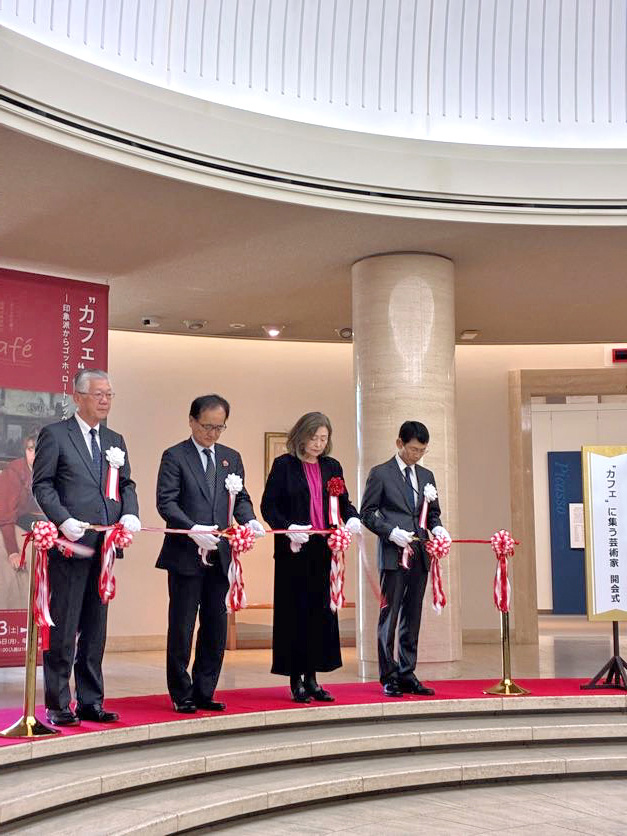 HiroshimaMuseum's tweet photo. ♦️開幕しました♦️
“カフェ”に集う芸術家―印象派からゴッホ、ロートレック、ピカソまで

三菱一号館美術館とひろしま美術館が共同で企画する、初めての特別展。さっそく、多くのみなさまにご来場いただいています。

先に開催された展示でも、多くの方にお越しいただいたそう。中には「“カフェ”だから来た」という方も。
“カフェ”☕が、時代を超えて人々の中に根付いていることを感じます。

ひろしま美術館も、集い、語り合い、作品を通して想像力や活力を得られる「つどう美術館」でありたいと考えています。
平和な社会だからこその、文化や芸術。

広島から平和の尊さとともに、みなさまが集い、それぞれの時間を過ごせる場所として、歩みを続けてまいります。

会期中には展示替えもあります。
前期・後期、それぞれの作品との出会いを、ぜひお楽しみください。
前期：10月3日（土）～11月15日（日）
後期：11月17日（火）～2027年1月11日（月・祝）
----------------------
“カフェ”に集う芸術家
 ―印象派からゴッホ、ロートレック、ピカソまで
🖼️会場：ひろしま美術館
📅会期：2026年10月3日(土)～2027年1月11日(月・祝)
📌休館日：11月16日(月)、年末年始(12月29日～1月2日)
🕘開館時間：9:00～17:00（入館は16:30まで）
💻公式ウェブサイト https://t.co/IjOcr0zNC0
----------------------
#ひろしま美術館 #カフェ #カフェつど #芸術家
