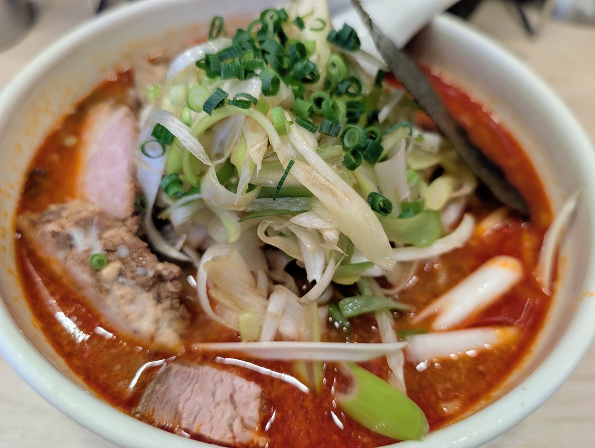 doitufree89401's tweet photo. 本日のひと麺
はな火屋@西武新宿
味噌葱らーめん(中)をポチった辛味噌変更

豚骨の旨みを確りと引き出した清湯ベースに辛味噌ダレを加えた逸品‼️動物由来の旨みとコクが辛味噌の香り味わいと共に味細胞をガツンと刺激する‼️旨すぎます😆💪👍🌶️💯💯

中太平打ち麺はツルシコ食感でスープを運ぶよ😄

ご馳走様でした✨️すこぶる美味しかったです‼️😋