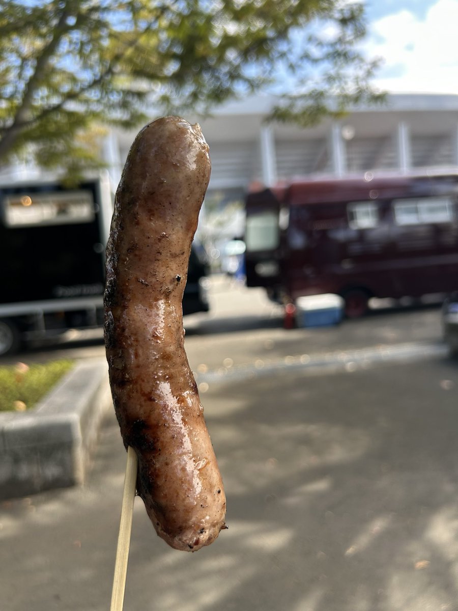 ktwon1030's tweet photo. からあげは、美味いのは昨年で分かってる。
生ウインナー、凄く美味い。
肉汁が滴れる、こんなに肉汁が多いウインナーは、初めて。
#カターレ富山 https://t.co/sqqgn7RU3c