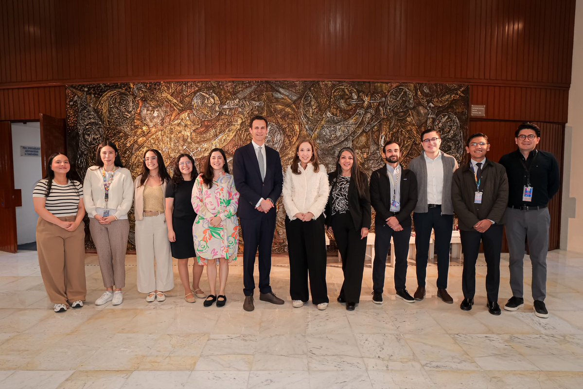 BourlonMaite's tweet photo. Un placer recibir en la @INCMNSZ_Uronco al Dr Samuel Funt de @MSKCancerCenter para hablar de cáncer testicular 
-  Conferencia magistral 
- @jorgehdzf8 abriendo la discusión 👨🏻‍⚕️
- Dr Sofia Méndez presentando caso 👩🏻‍⚕️
- un gran equipo @jsvvalle @feresparza06 @Elias31222749 💙🌏👩🏻‍🔬📍 https://t.co/W1RzkevdQe
