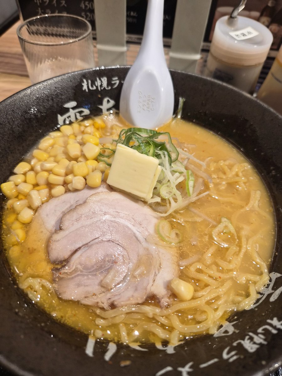 sa09moon's tweet photo. ベタにバターコーンラーメン
メンマ抜き(筍アレルギー故に)で
頂いた～味噌ラーメン。久しぶり
待ち列無かったから私はすぐに案内だったけど
その直後から一気に人がジワジワ来てすぐに長蛇の列になってた💦1歩遅かったら待ってた所だったけど
さて、札幌向かうよー
過去の記憶無いからほほ、初状態 https://t.co/iWnYB8VB85