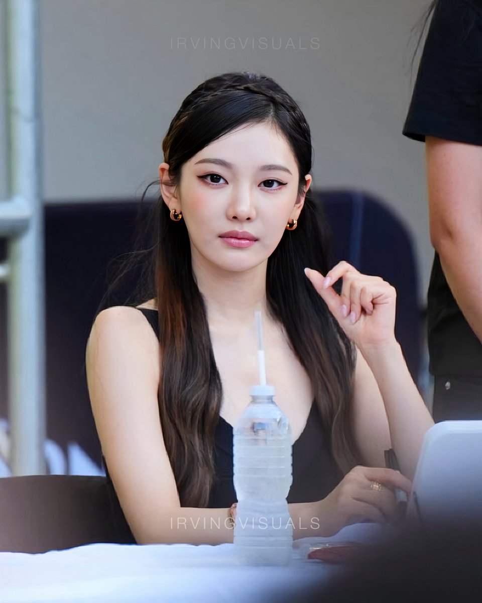 nnglog's tweet photo. NINGNING - Kpop Nara Fansign in LA

#NINGNING #닝닝 #宁艺卓 https://t.co/Xvch6Nu4KJ