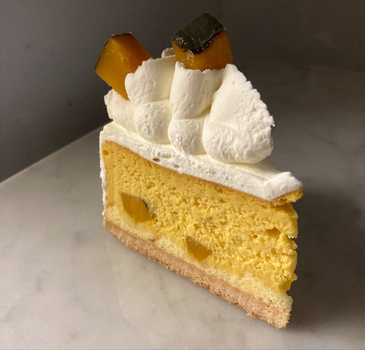 KnodesT's tweet photo. #カボチャチーズケーキ

オーブンで火入れしたカボチャを
丁寧に裏漉ししてから
濃厚チーズと合わせて
じっくり2時間以上かけて焼き上げました。

少しシナモン入ってます。

#紅玉のタルトタタン

ご予約を頂いたので
店売り用もご用意しました。 https://t.co/KasL6scpcw