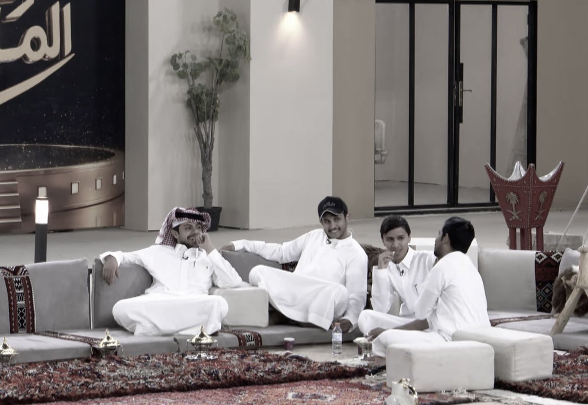 sweetheart_1o's tweet photo. الجلسه الي تموتني ضحك ❤️‍🩹 https://t.co/9qd02HypUn