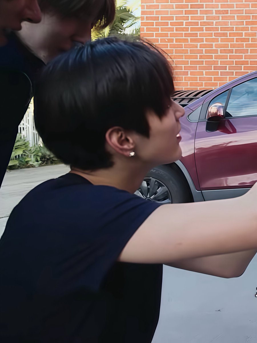 keoncats's tweet photo. keonho black shirt + piercing is a deadly combo https://t.co/j08MQxu0Ej