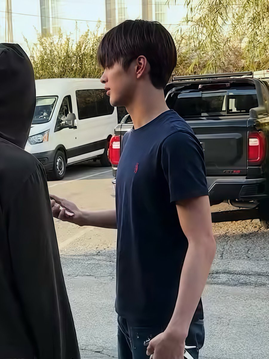 keoncats's tweet photo. keonho black shirt + piercing is a deadly combo https://t.co/j08MQxu0Ej