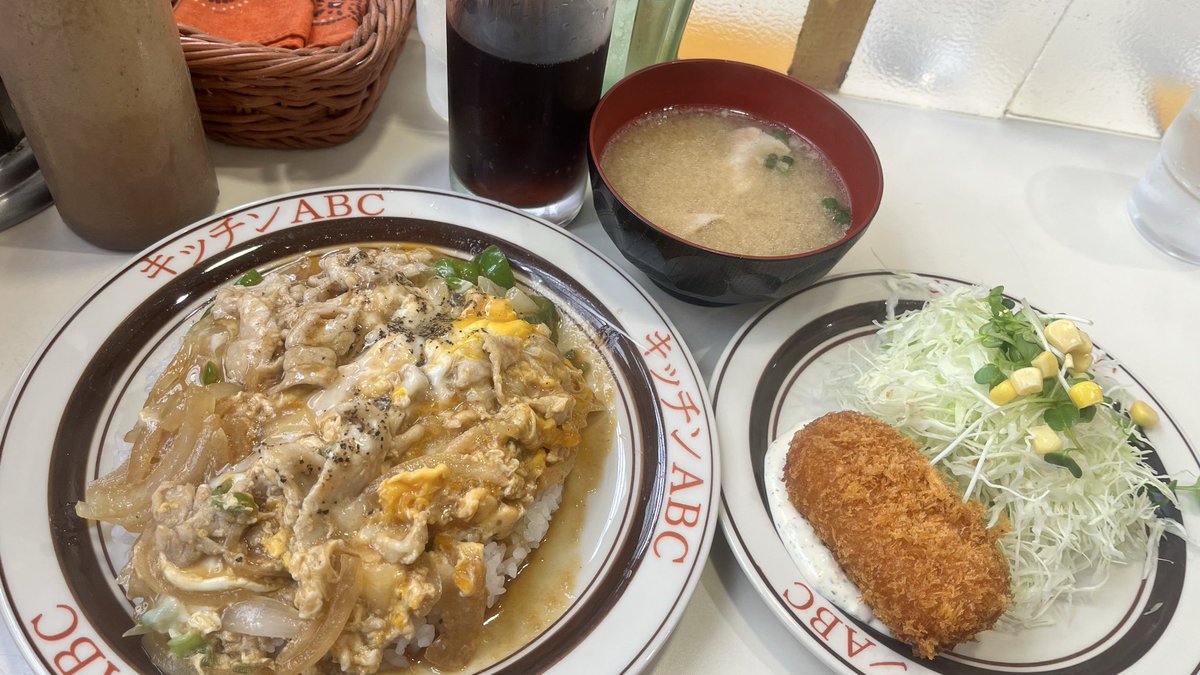 asahi105555's tweet photo. キッチンABCかました！コーラも飲んだ
開店30分前から並んで女性率95%くらい
ボリュームあって美味しかったです！
黒カレーは辛めでした🥵 https://t.co/18fQVjVOrm