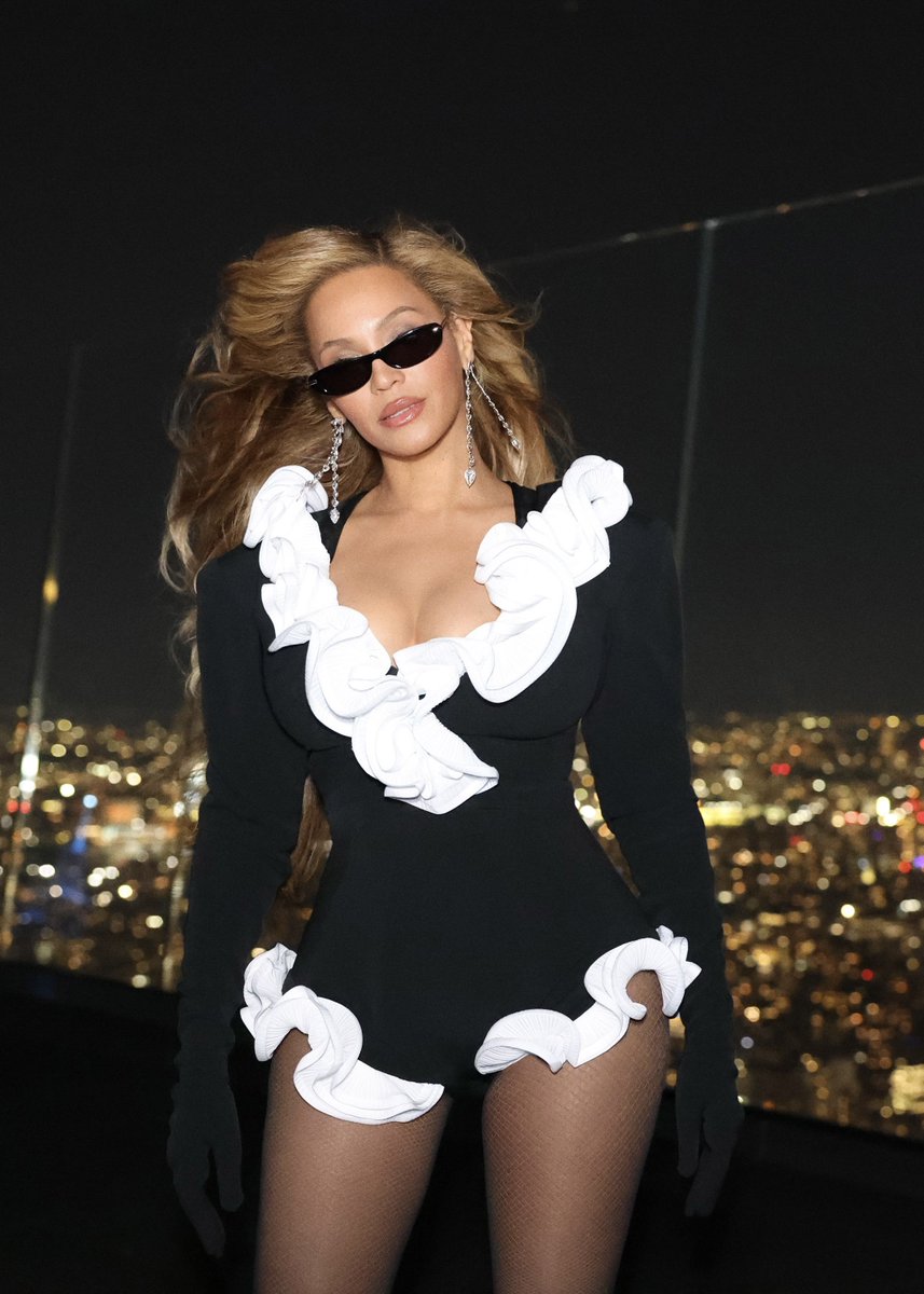 beyhivecombr's tweet photo. BEYONCÉ https://t.co/1Zm8KlhCzl