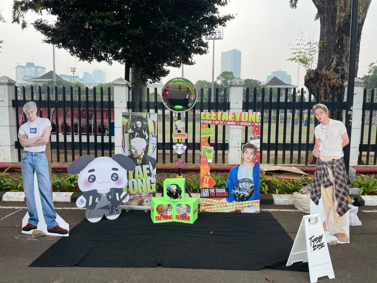 TaeyongProject's tweet photo. 🏁 PITSTOP #5 — 𝙏𝙔𝙎𝙉𝘼𝙋 𝙎𝙏𝙊𝙋 : 𝙋𝙃𝙊𝙏𝙊𝙎𝙋𝙊𝙏

TYONGFs! we’re readyyyy!
Spot and take a pic with us! ☺️❤️

#TAEYONG #태용
#NEOCITY_THE_REDLINE_IN_JAKARTA #TaeyongProjectINA https://t.co/QMs8Q2hzjN
