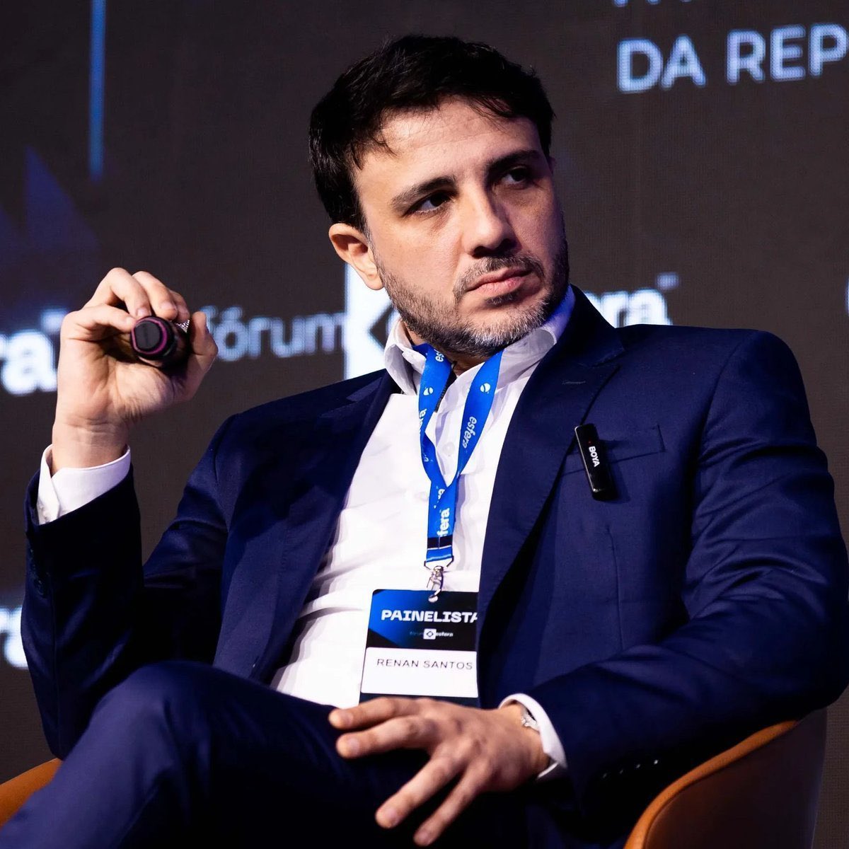 republiqueBRA's tweet photo. 🎙️ 🗣️ Rogério Vilela, do podcast Inteligência Ltda., revela que as campanhas de Lula e Flávio Bolsonaro perguntaram especificamente se Renan Santos participaria do debate promovido pelo canal: “E o Renan vai? Ninguém perguntava: ‘Ah, o Zema vai?’” https://t.co/xwSn22ZoMo