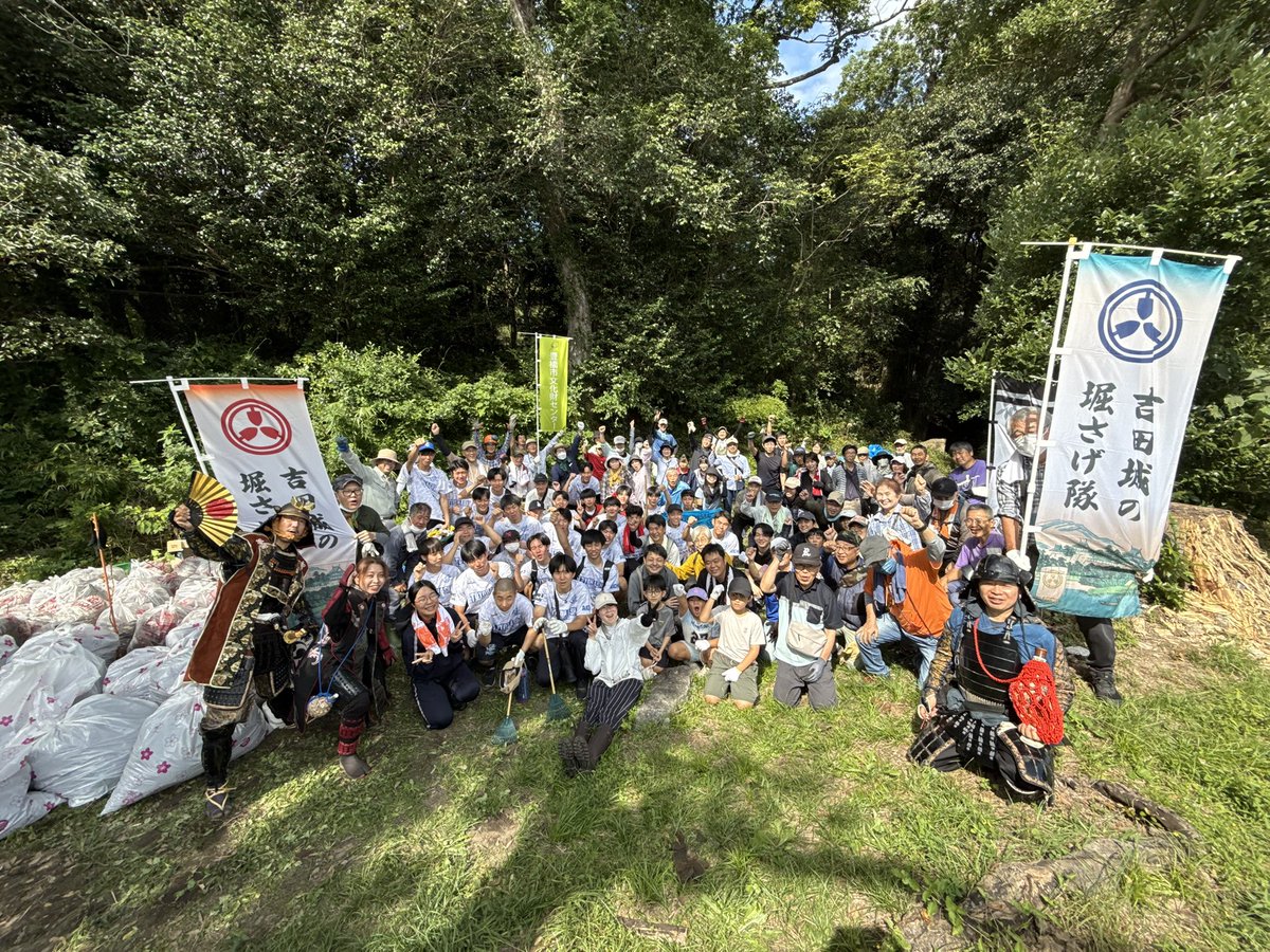 toyobunnkazai's tweet photo. 吉田城の堀さげ隊により、三の丸会館東側の薬研堀の清掃が行われました！99名のご参加を頂き、薬研堀がとても綺麗になりました。ありがとうございます！
次回の活動は、令和9年1月16日(土)です。ご参加お待ちしております。 https://t.co/d4SStzHjqi