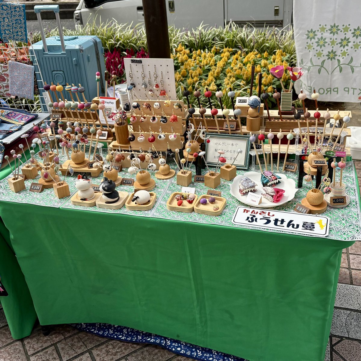 buchibuchi321's tweet photo. 本日10/3は
横浜駅みなみ西口ジョイナス前
『ストリートマルシェ横浜』で
18時頃までかんざし並べてます♪
御用とお急ぎのない方は
御御足お運びくださいませ😊
ふうせん蔓拝 https://t.co/hTbCxjQFRs