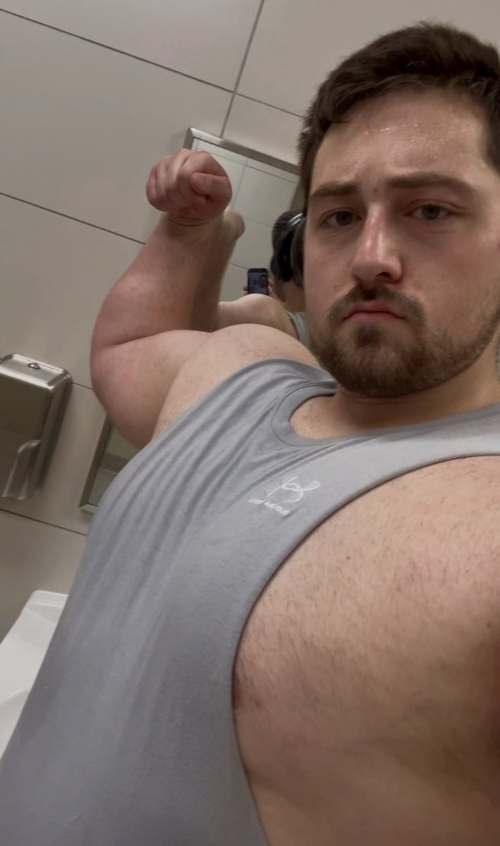 CaelKaleCael's tweet photo. Two days late to say bye to #biceptember  | #gym #upperbody #liftingboy #gymselfie #gaygym #powerlifting #beefy #progressphotos https://t.co/8nSxQ1ItqD