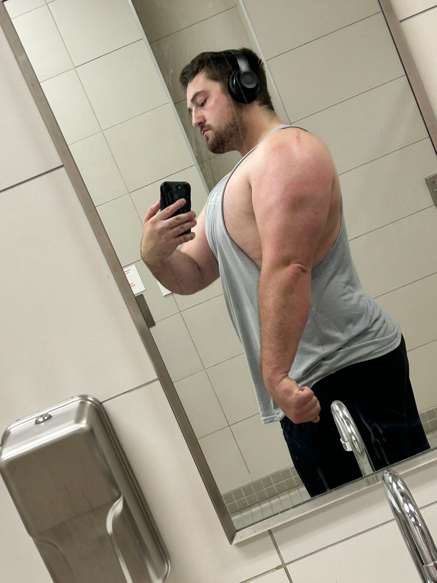 CaelKaleCael's tweet photo. Two days late to say bye to #biceptember  | #gym #upperbody #liftingboy #gymselfie #gaygym #powerlifting #beefy #progressphotos https://t.co/8nSxQ1ItqD