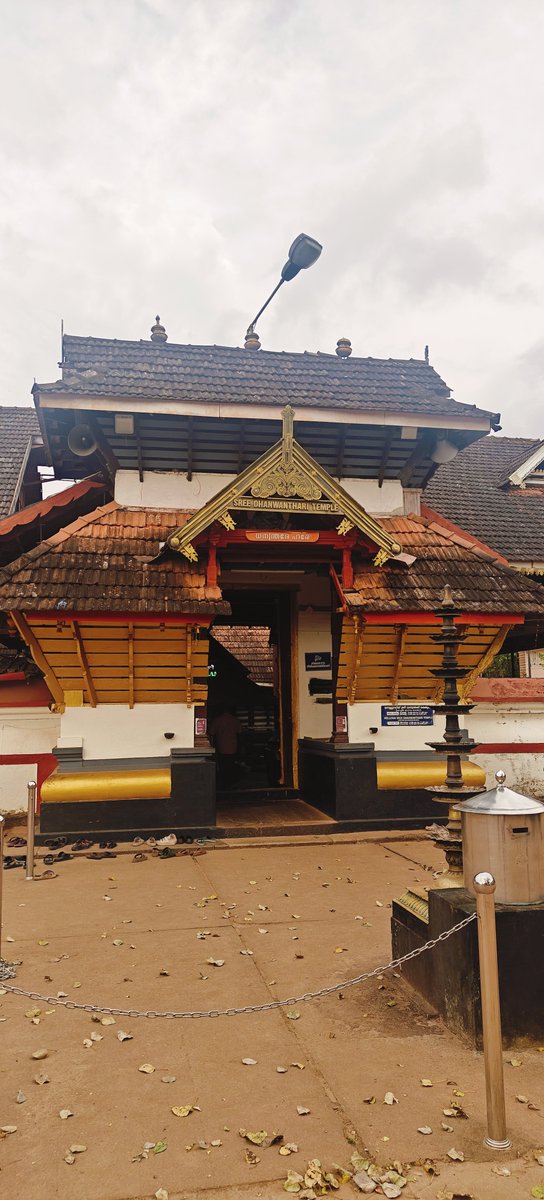 vcswami's tweet photo. Nelluvai Dhanwantri Temple, with a 5000 year history, with Vishnu in his incarnation as the God of Health and Healing https://t.co/tiwAm8mf8W