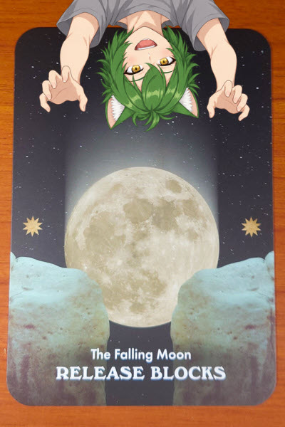 raimiette's tweet photo. 今日のオラクルカード、ムーンオロジーメッセージオラクルは、The Falling Moon。
落ちていく月。感情のブロックを外さないと大変なことになるよ！
リアルは子供時代からの絶望に捕らえられて生きてるしねぇ、難しいのだ😧 https://t.co/2JuJZtS0RD