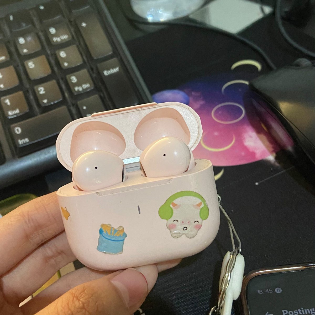 markvlvv's tweet photo. udah 2 tahun pake TWS ini dan masih awet banget 😭
fisiknya udah kucel, casing udah keliatan capek hidup wkwk, tapi audionya masih jernih dan enak banget. koneksi juga masih aman.
bener-bener “badannya boleh tua, suaranya jangan” 😭 https://t.co/LxhcAq7bqN