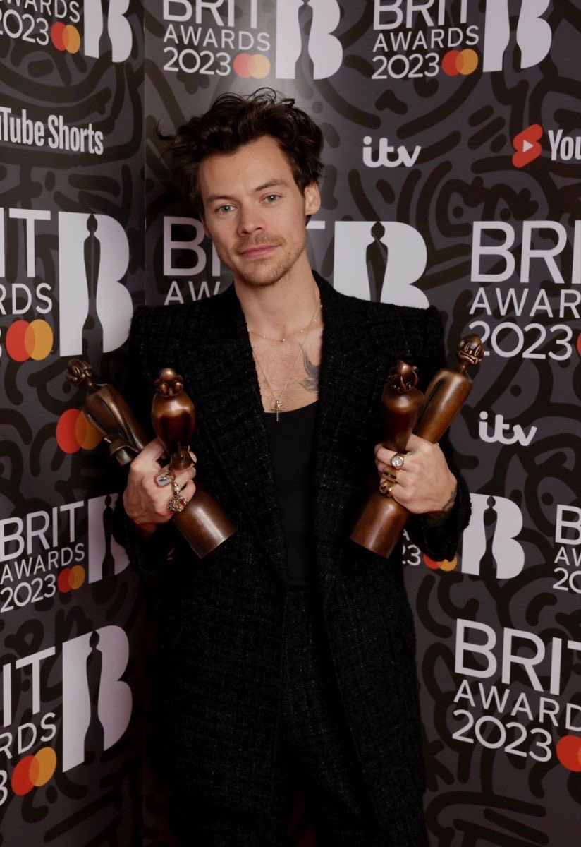tepedobleuka's tweet photo. harry styles con un grammy: 😐
harry styles con dos grammys: 😐
harry styles con cuatro brits: 😐
harry styles con un mango: 😃 https://t.co/f2DV9xSkNf