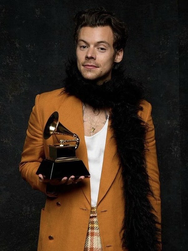 tepedobleuka's tweet photo. harry styles con un grammy: 😐
harry styles con dos grammys: 😐
harry styles con cuatro brits: 😐
harry styles con un mango: 😃 https://t.co/f2DV9xSkNf