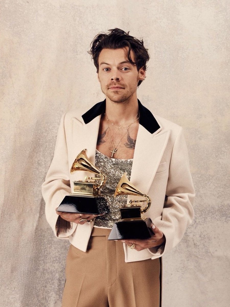 tepedobleuka's tweet photo. harry styles con un grammy: 😐
harry styles con dos grammys: 😐
harry styles con cuatro brits: 😐
harry styles con un mango: 😃 https://t.co/f2DV9xSkNf