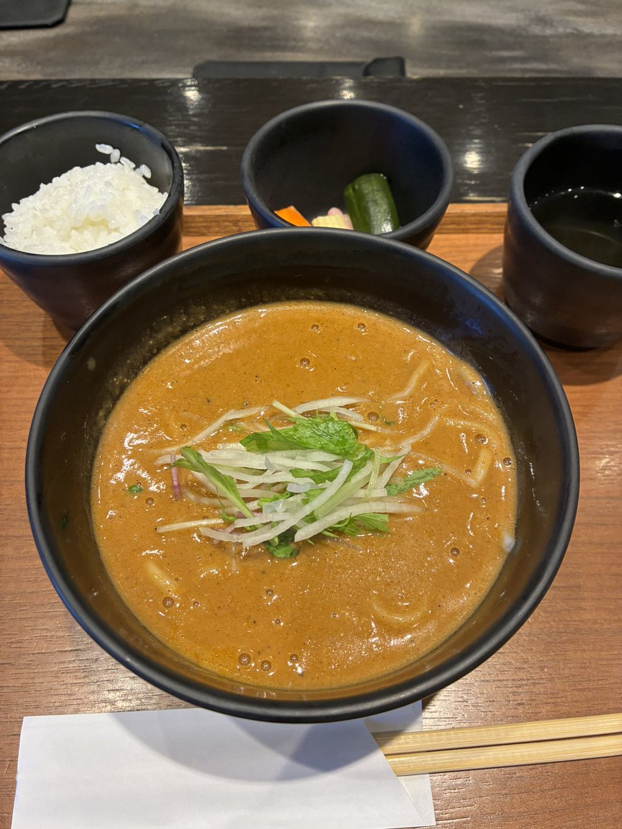 suzuki834's tweet photo. 山口への帰省前に羽田空港にてカレーうどん #cuud
千葉がね、、、遠ざかるのよ……
#がくぼカレー部 #学歴の暴力 https://t.co/AJfsflPbgN