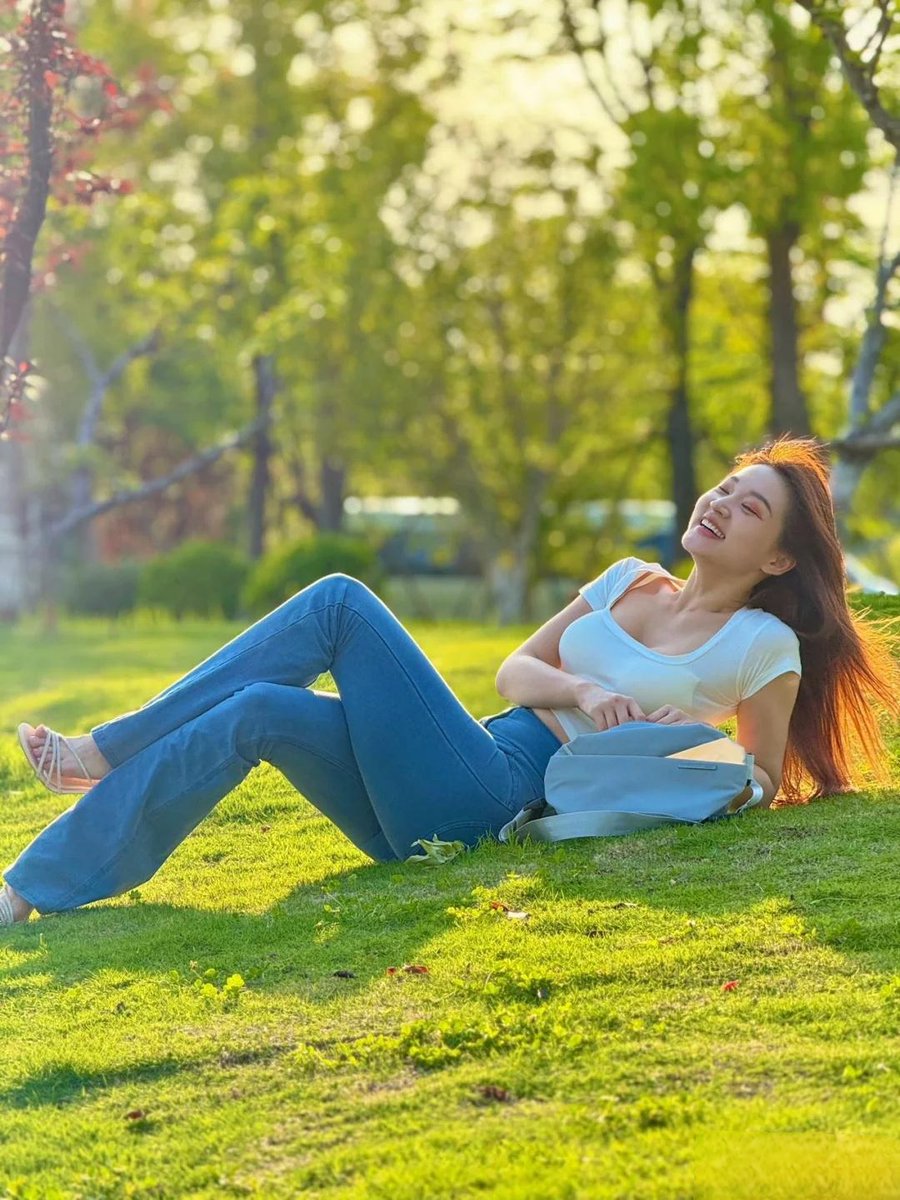 dbrldbs7's tweet photo. [I just laid on the grass, and this view feels so right!]， https://t.co/bL8E1FqGZi