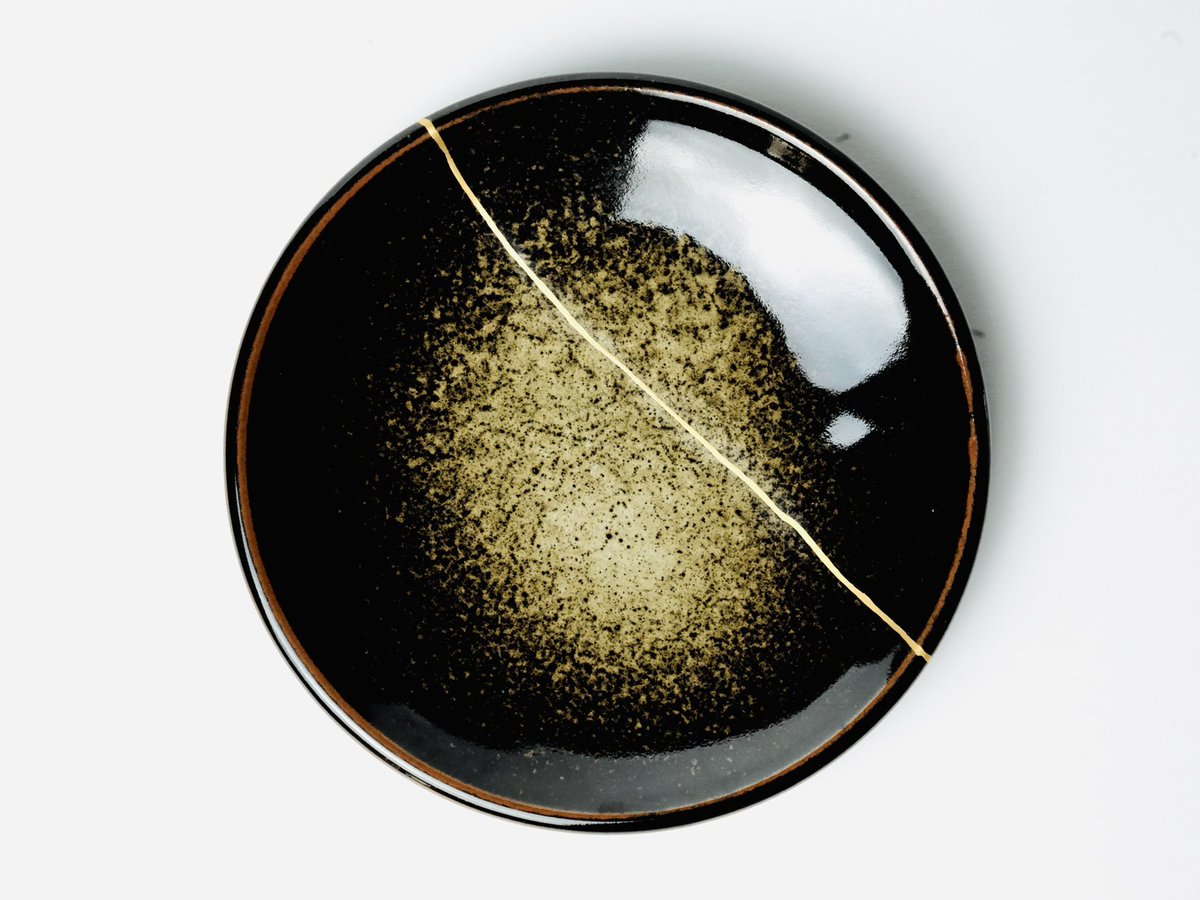 tsugu_kintsugi's tweet photo. 宇宙のような釉の美濃焼皿に金継ぎの一線が美しく流れ、まるで流星のような仕上がりになっています。 https://t.co/BRyFv6CUHE