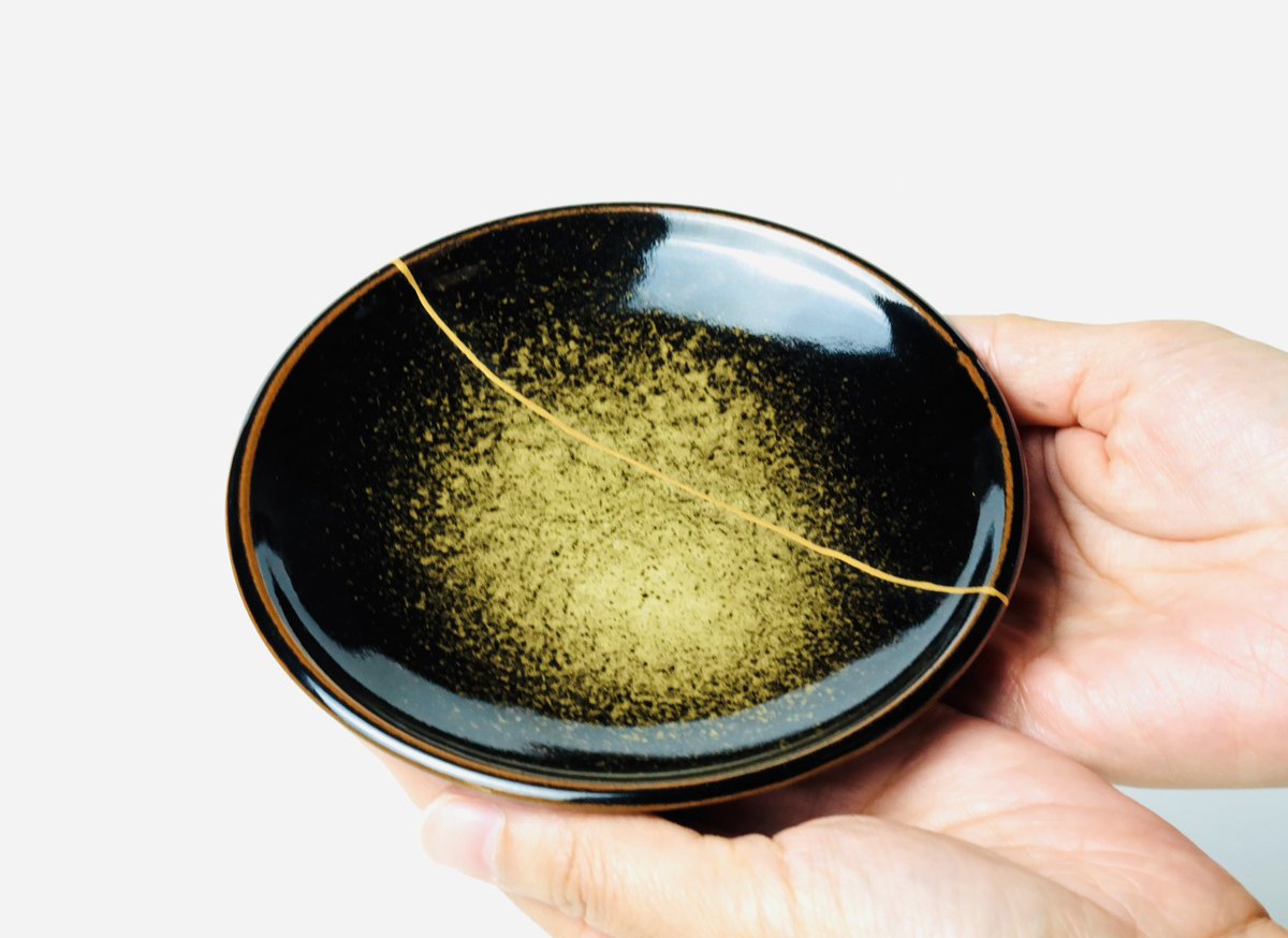 tsugu_kintsugi's tweet photo. 宇宙のような釉の美濃焼皿に金継ぎの一線が美しく流れ、まるで流星のような仕上がりになっています。 https://t.co/BRyFv6CUHE