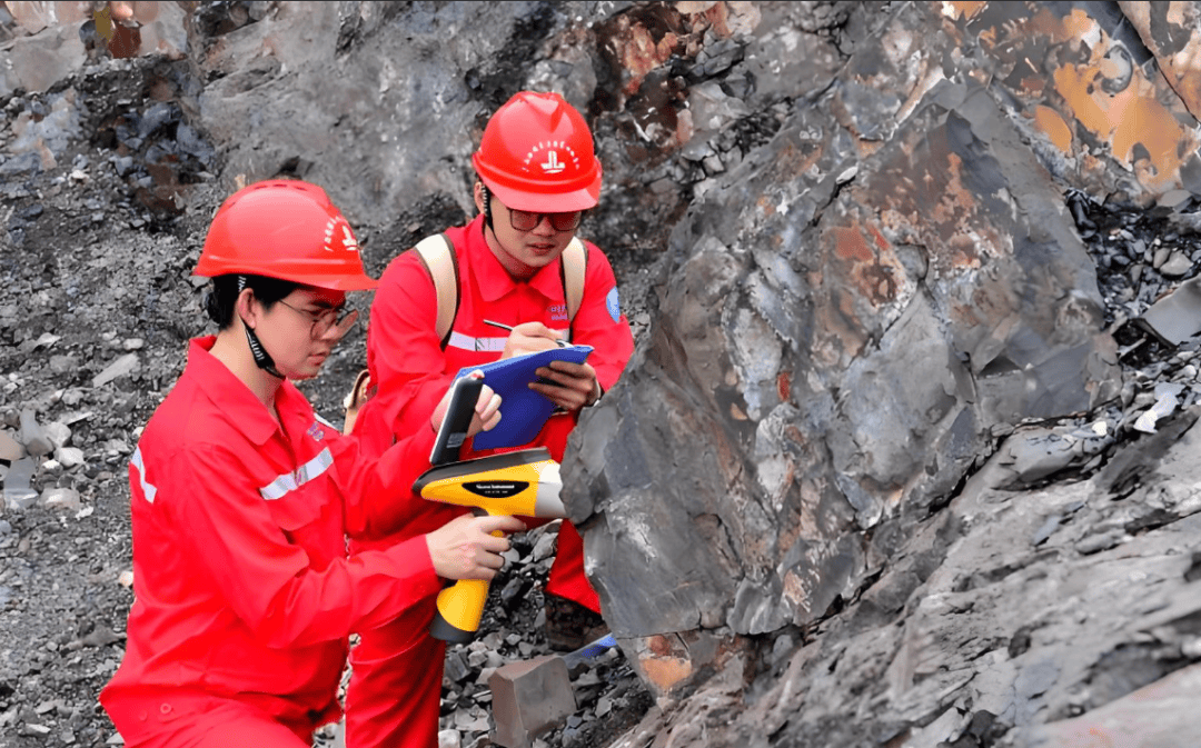 ck58418938's tweet photo. Working with the uranium mine team, we carefully checked the geological壮铀纹考 data to ensure safe and efficient resource development. https://t.co/NtBjzy60dz