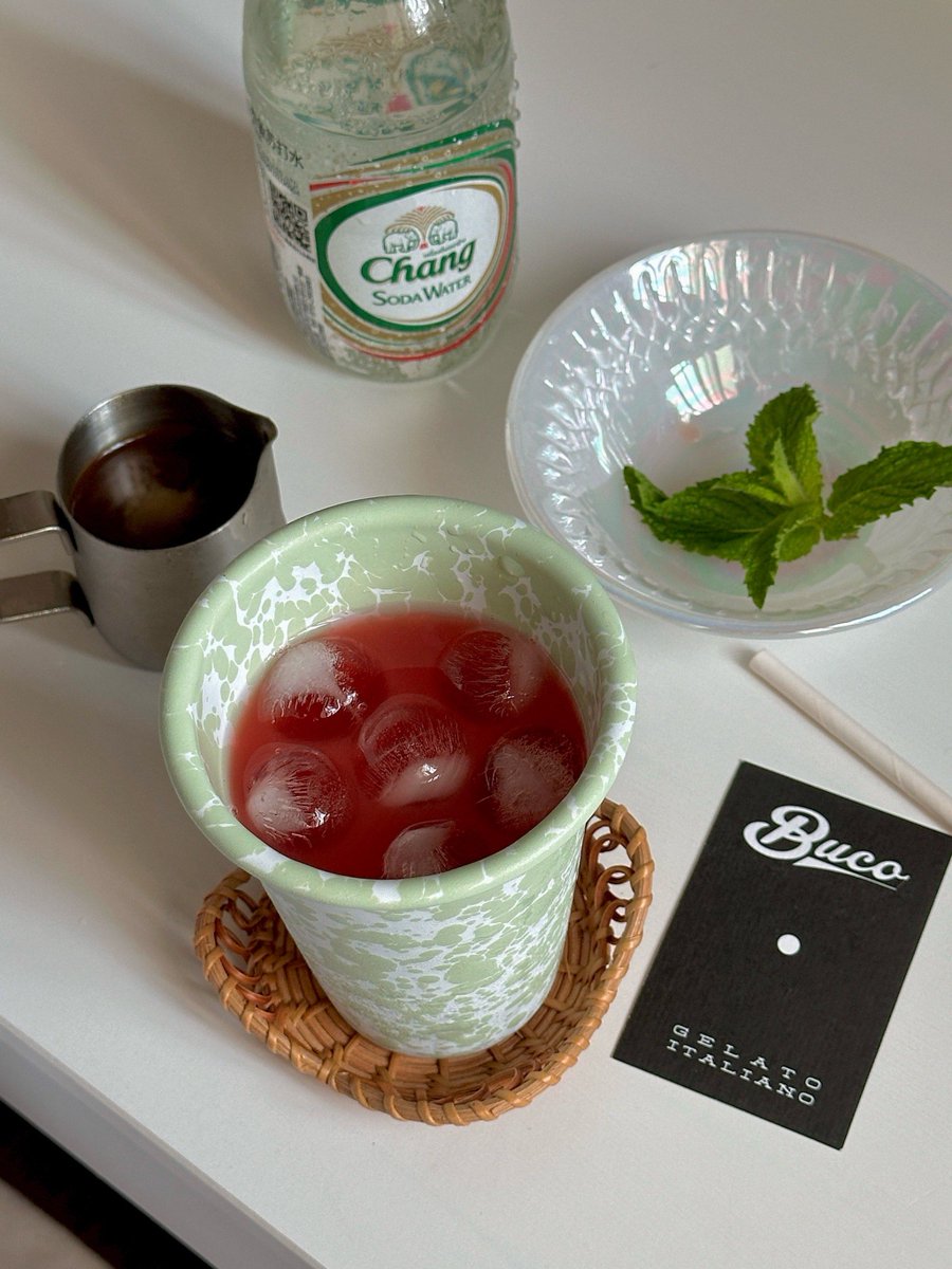 Gr8mLErO3mCaq1R's tweet photo. [A cool vibe with clinking mugs, a playful flick, and a neat stack—simple fun!] https://t.co/Lcdb0UbFxq