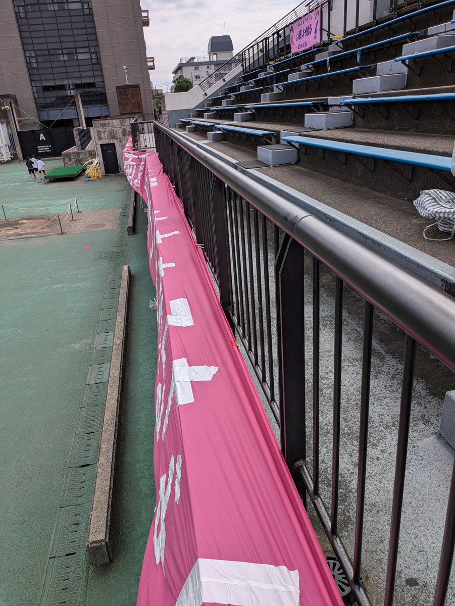 twalki's tweet photo. 弾幕張り完了!
本日はグランドに向かって右側がアウェイ席です💡
サッカー日和☀ #WEAREWINGS 🩷🪽 勝つよ❤️‍🔥

#南葛SCウイングス https://t.co/d77NYPSrOS