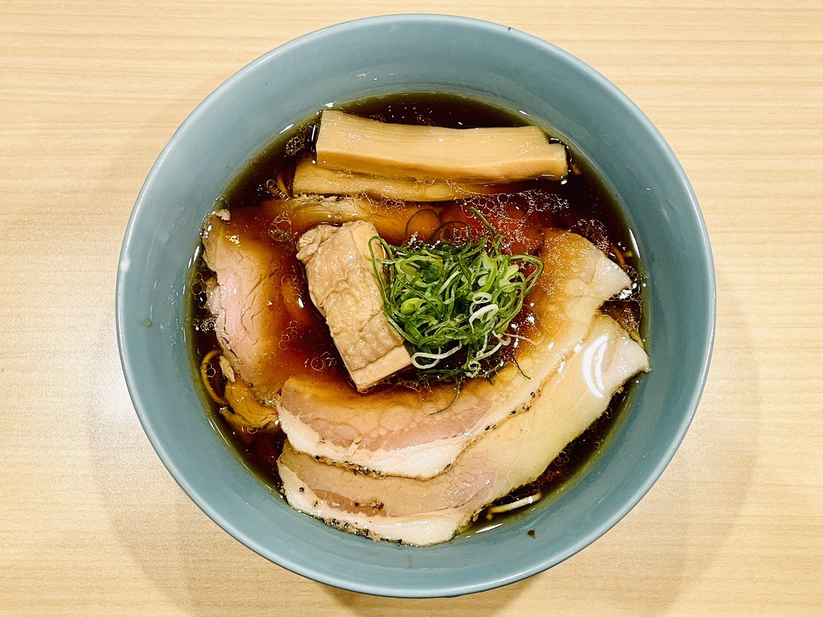 oishiidesyo's tweet photo. 中華そばよしかわ 西荻窪店
地鶏中華そば 醤油

駅ナカに君臨する神店舗。
美味しすぎる一杯をオールウェイズ出してくれる。 https://t.co/oEg7ZDYBHL