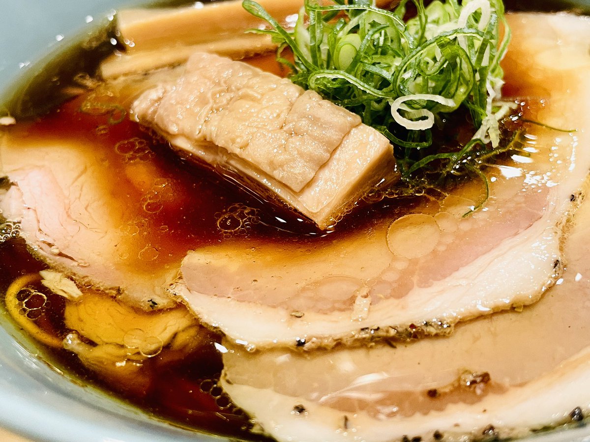 oishiidesyo's tweet photo. 中華そばよしかわ 西荻窪店
地鶏中華そば 醤油

駅ナカに君臨する神店舗。
美味しすぎる一杯をオールウェイズ出してくれる。 https://t.co/oEg7ZDYBHL