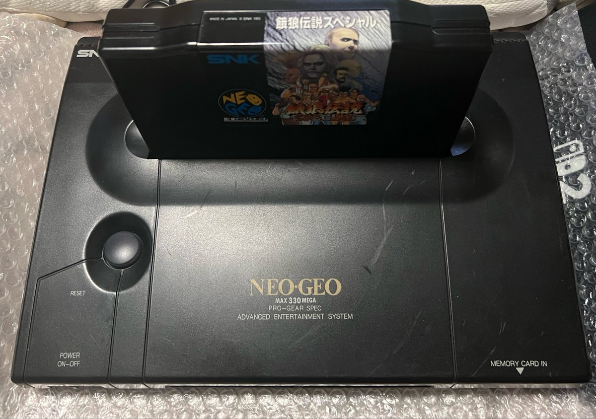 independentnet_'s tweet photo. みなさんゲームしてますか？
今日はネオジオROMを久しぶりにひっぱり出してプレイ。この餓狼伝説スペシャルはドフで2000円で購入。取説に痛みがあるがこの値段だったら購入しました。
ネオジオは画像も良く凄いですね。
本体も傷等があるが宝物です。 https://t.co/kNhQMo17V1