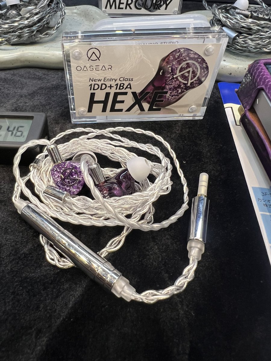 makotodesun's tweet photo. OASEAR HEXE (1DD+1BA)
横に広めのドンシャリ
サウンドのニュ-エントリーイヤホン
アンダー2万クラスとして
そして💜.好きへ
#OASEAR #ポタフェス https://t.co/VgDS3JiKlJ