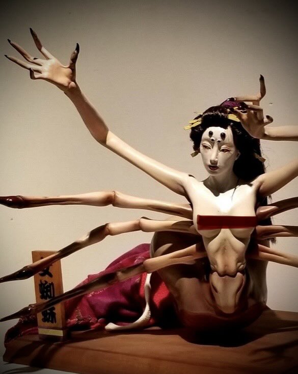 lab_mari's tweet photo. 妖怪美術館様で展示中の『女郎蜘蛛』がホラー ＆ ミステリーフェス in 大丸にやってきます‼️

私も12年ぶりの再会😂

新作『奈落』含め7作品がご覧いただけます♪
是非スケジュールに入れて下さいね✨

※２０２６年１０月２８日（水）→１１月８日（日）
大丸梅田店 ７階特設会場
１０時〜２０時
※最終日は１８時閉場
※入場無料