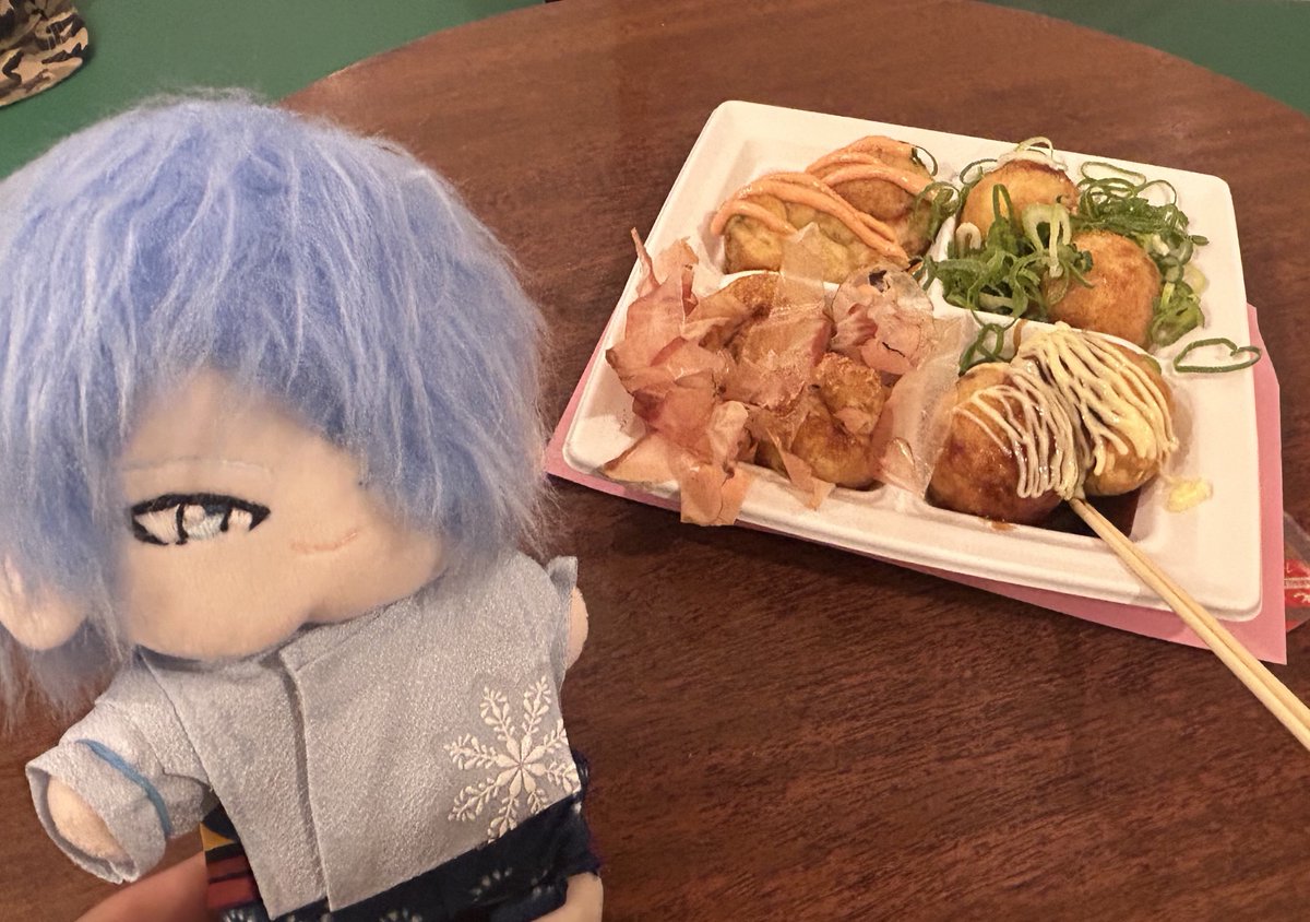 1333sachi's tweet photo. もはや生ダコのままいきそうな男にたこ焼きを食べさせる会 https://t.co/JukW5tUwMk