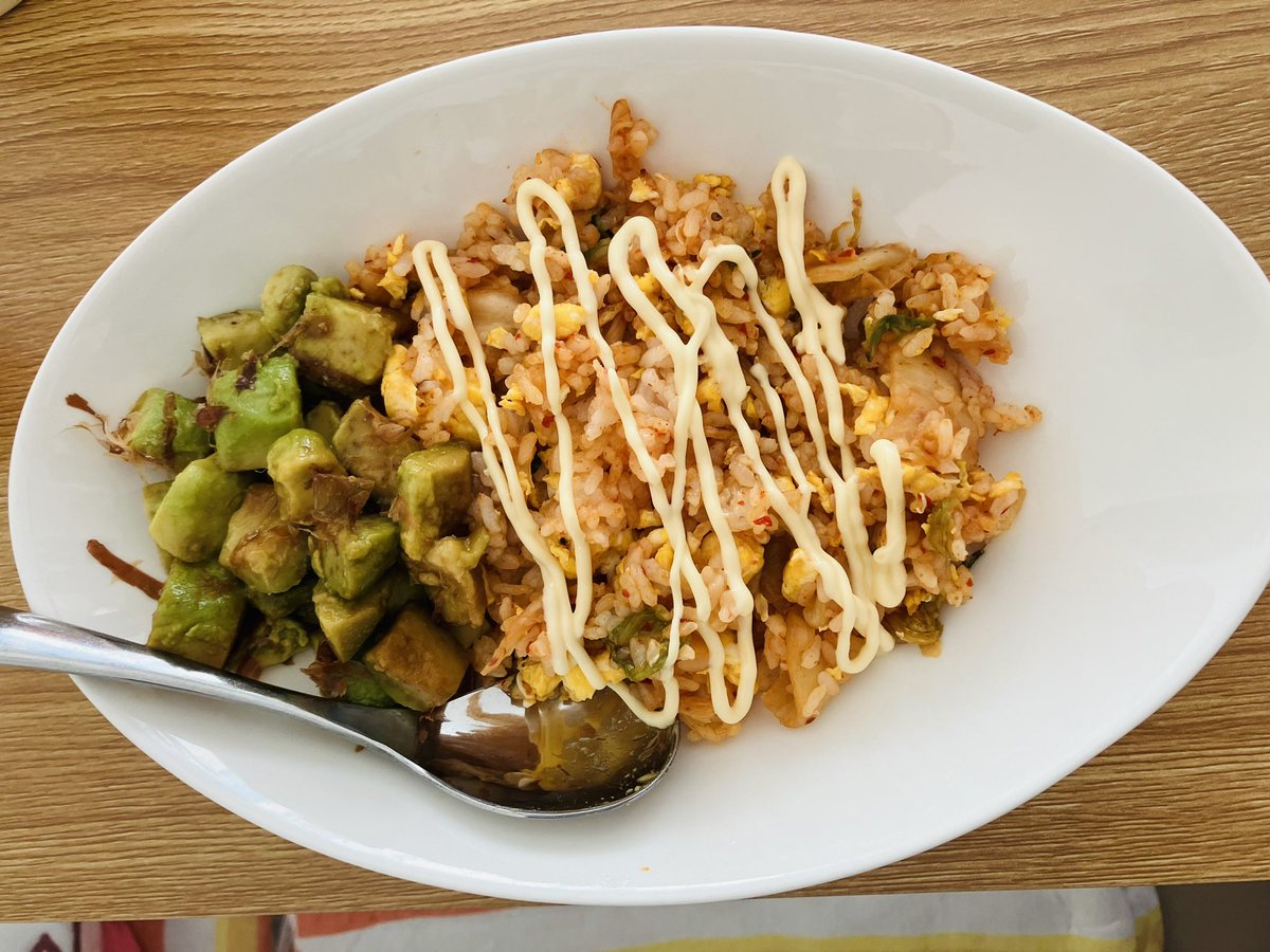 SLE1107's tweet photo. こんにちは❣️今日のお昼ご飯はキムチチャーハン、アボカド醤油漬け添え😊

仕事忙し過ぎて倒れそう…💦 https://t.co/Ed8KsCGzIg