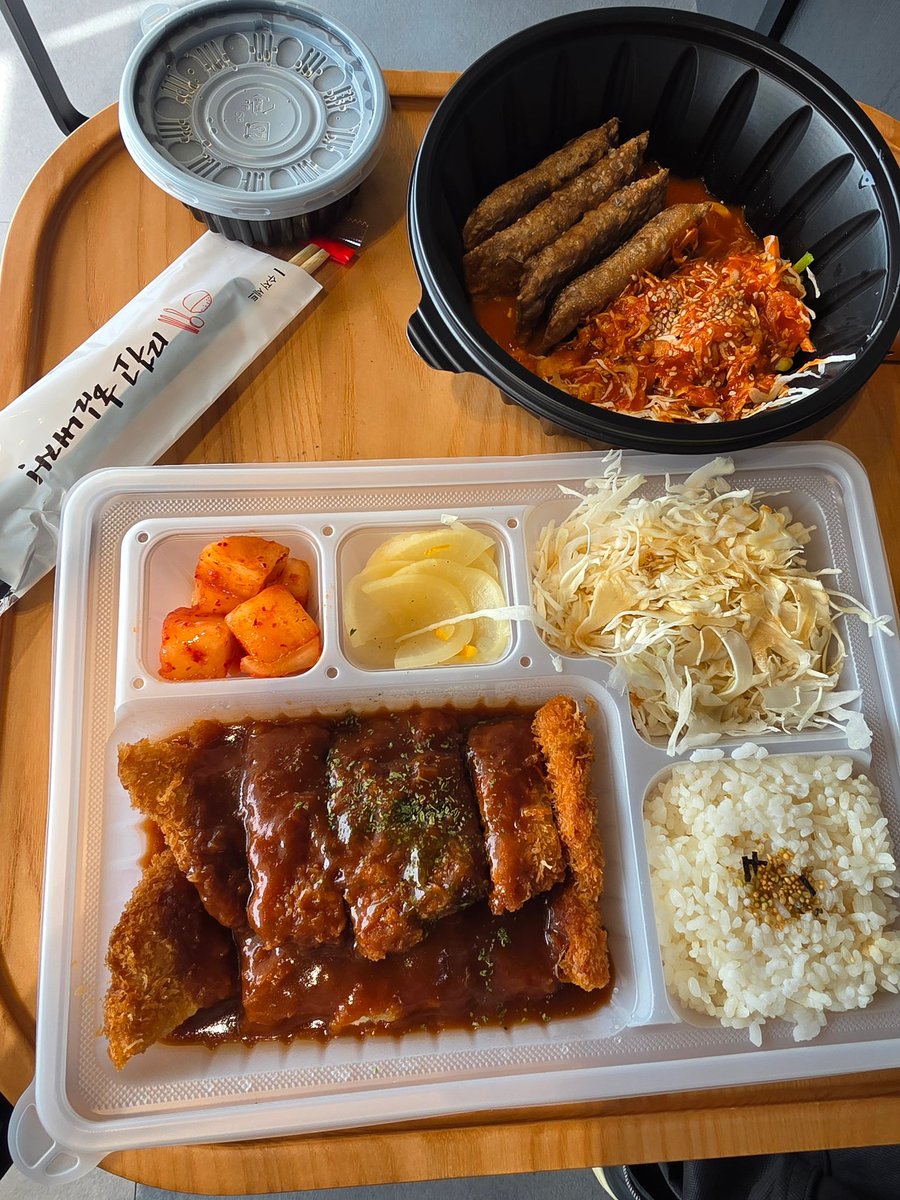 528text's tweet photo. 261003 🦊💬 11:49 AM KST

🦊 i slept for a short time but my condition is better than i thought!
🦊 *pic*
🦊 lunch is pork cutlet + dumplings 🥟 https://t.co/feqeb5PskS