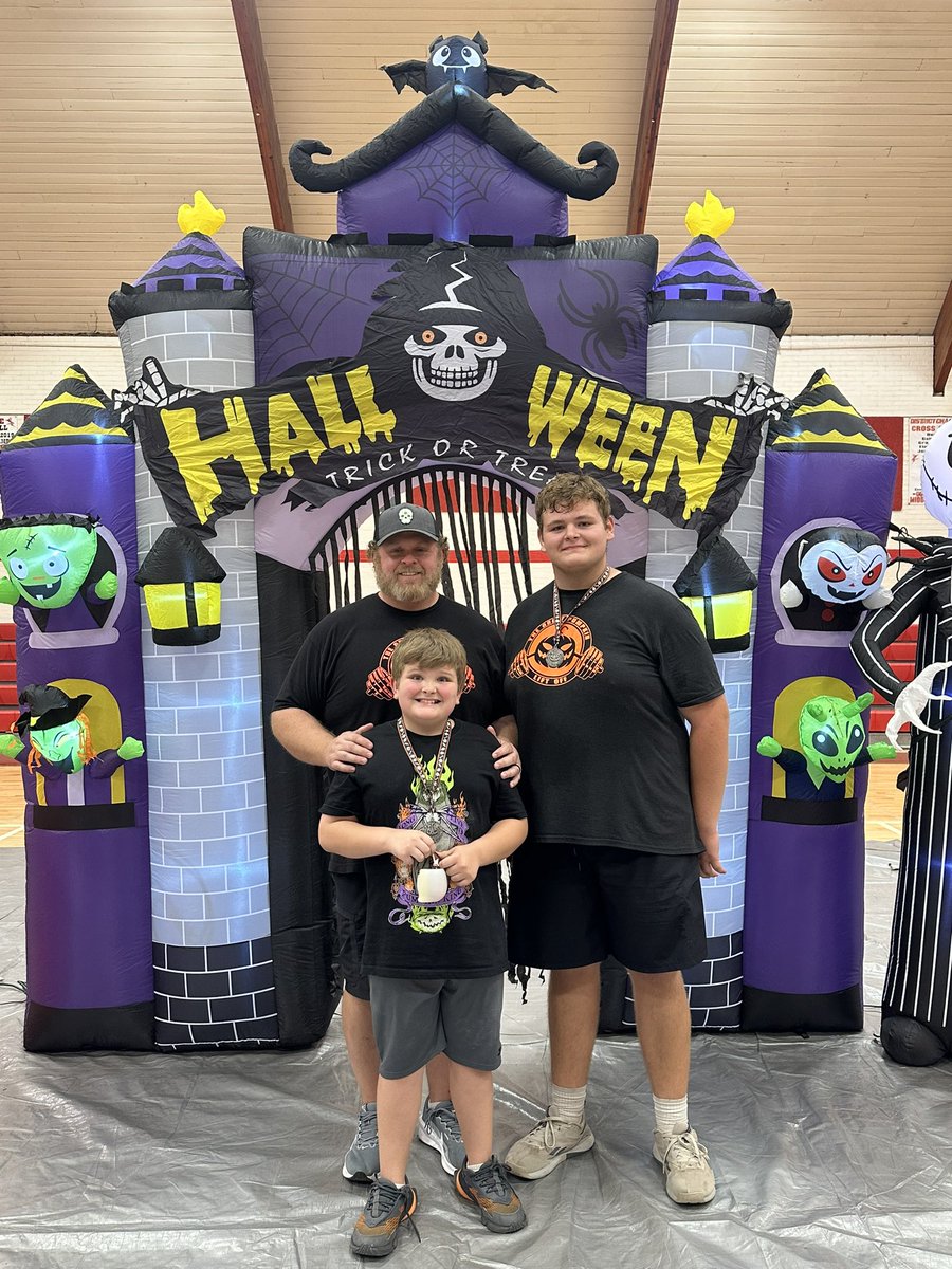 CoachFordnTX's tweet photo. Another success Halloween 🎃 Meet.  Kids had a good time and hit some PR’s. https://t.co/MsLNLV8VJh