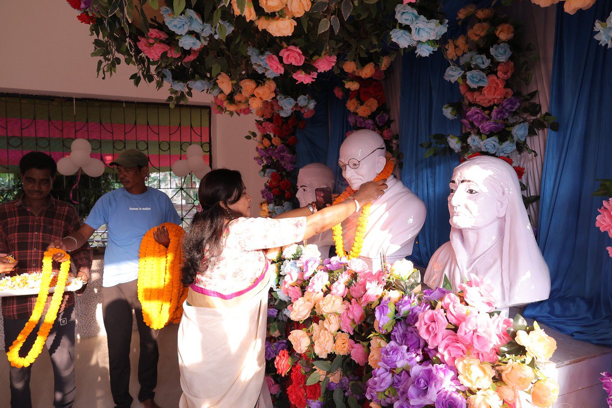 DM_Mayurbhanj's tweet photo. ଜିଲ୍ଲାସ୍ତରୀୟ ଗାନ୍ଧୀ ଓ ଶାସ୍ତ୍ରୀ ଜୟନ୍ତୀ ଜିଲ୍ଲା ପ୍ରଶାସନ ତରଫରୁ ବହୁ ଆଡମ୍ବର ସହକାରେ ପାଳନ ହୋଇଛି ।
ଉତ୍ସବରେ ବିଭିନ୍ନ ନିମନ୍ତ୍ରିତ ଅତିଥି ଏବଂ ପ୍ରଶାସନ ଅଧିକାରୀମାନେ ମହାତ୍ମା ଗାନ୍ଧୀ ଓ ଲାଲ ବାହାଦୁର ଶାସ୍ତ୍ରୀଙ୍କ ପ୍ରତିମୂର୍ତ୍ତିରେ ମାଲ୍ୟାର୍ପଣ କରି ଶ୍ରଦ୍ଧା ସୁମନ ଅର୍ପଣ କରିଥିଲେ । https://t.co/hVgUCAgdWM