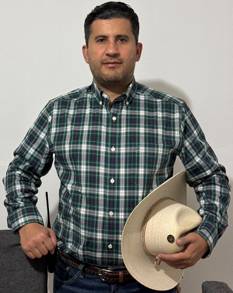 GreciaMich2027's tweet photo. 11 MESES…🤠

"Hace 11 meses que te arrebataron la vida, te quitaron todas esas ganas de dejarles un mejor futuro a nuestros hijos, y a las familias de tu bello estado, te arrebataron las ganas de sonreír, de ver a nuestros hijos crecer, de compartir nuestras vidas juntos hasta envejecer, te arrebataron cobardemente de las vidas de muchos que te adoptaron como algo más que un simple político.

Hoy quienes en vida te despreciaron, se burlaron de ti y nunca creyeron en tu gran capacidad, no les bastó con quitarte del camino, ahora quieren a como de lugar MATAR TU LEGADO, MATAR TU MOVIMIENTO, y lo único que puedo decirte es que mientras siga viva y no se atrevan ahora a matarme o encarcelarme, no permitiré que eso suceda, tu vida y tu muerte Carlos Manzo va más allá que la política y eso no lo han entendido." GQ

No daré ni un paso atrás te lo prometo y como decías TOPE DONDE TOPE 🤠🇲🇽

LE PIDO DE MANERA RESPETUOSA A LA PRESIDENTA DE MÉXICO @Claudiashein QUE POR FAVOR LA CARPETA DE INVESTIGACIÓN SEA ATRAÍDA POR LA @FGRMexico TODOS MERECEMOS UNA VERDADERA JUSTICIA 🙏 @ErnestinaGodoy_